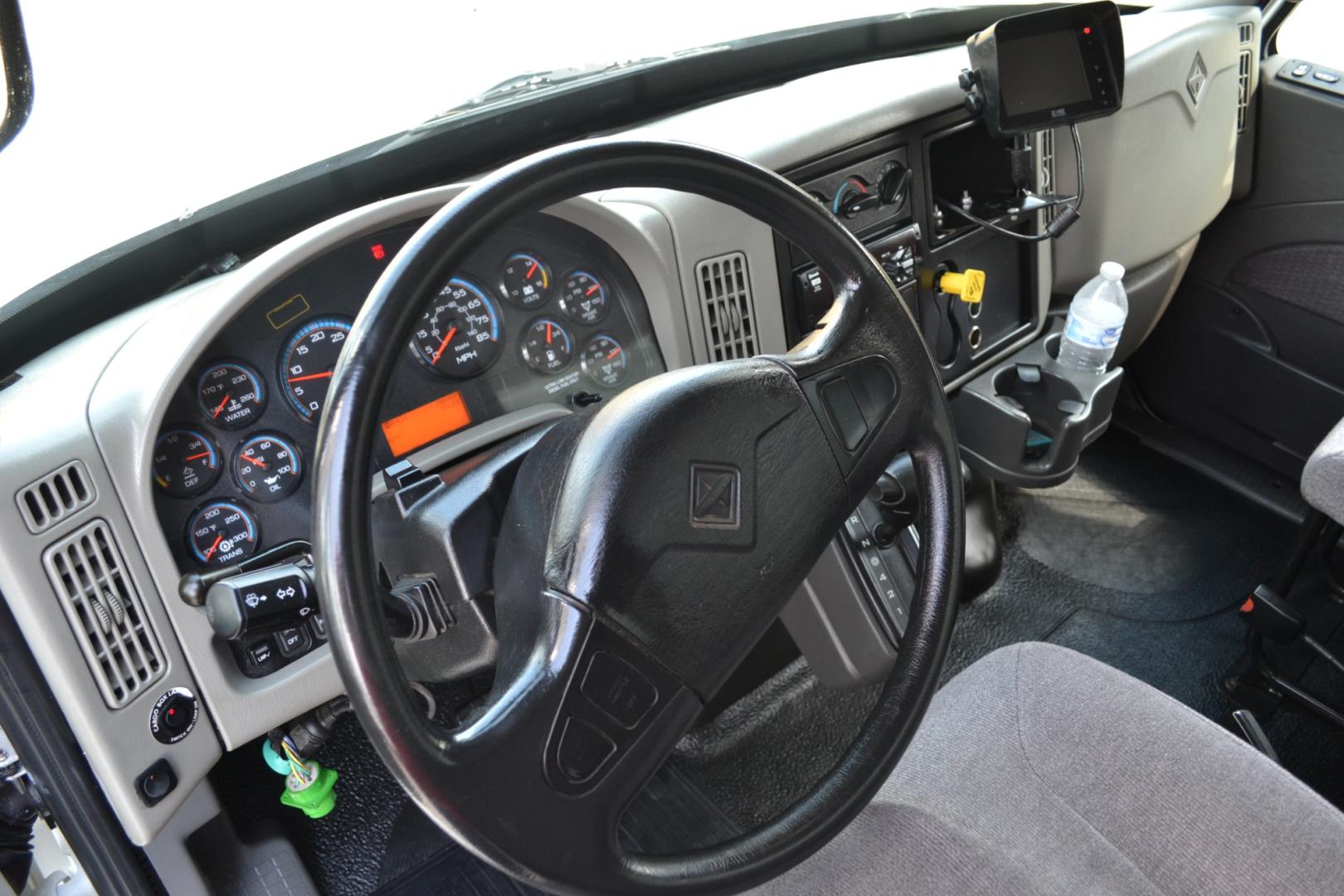 2018 WHITE /BLACK INTERNATIONAL 4300 with an CUMMINS ISB 6.7L 240HP engine, ALLISON 2100HS AUTOMATIC transmission, located at 9172 North Fwy, Houston, TX, 77037, (713) 910-6868, 29.887470, -95.411903 - 25,999LB GVWR NON CDL, MORGAN 26FT BOX, 13'6FT CLEARANCE, HEIGHT 103" X WIDTH 102", PALFINGER 3,000LB ALUMINUM LIFT GATE, DUAL 70 GALLON FUEL TANKS, EXHAUST BRAKE, POWER WINDOWS, LOCKS, & MIRRORS - Photo#18